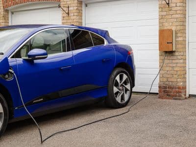 Elektromos autó télen: hatótáv, otthoni töltés és előfűtés