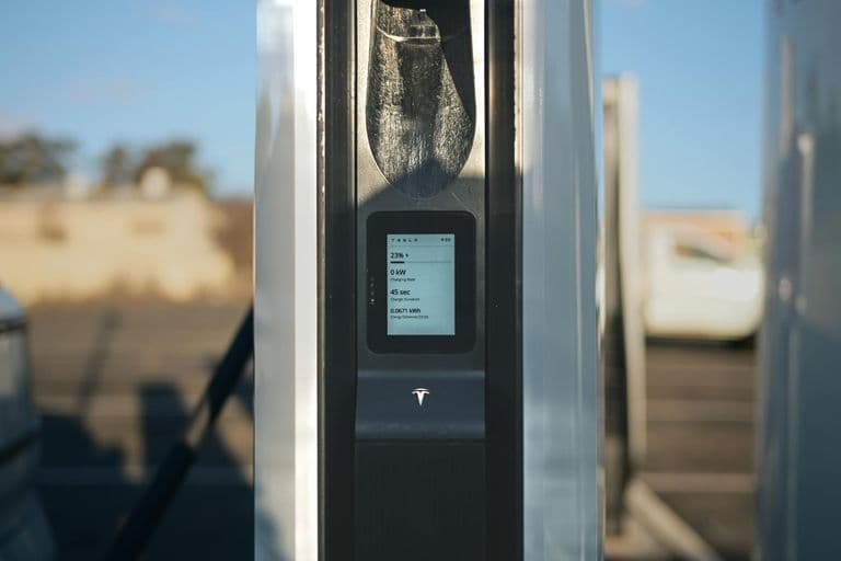 Plugsurfing: előfizetéses EV-töltés több hálózaton át