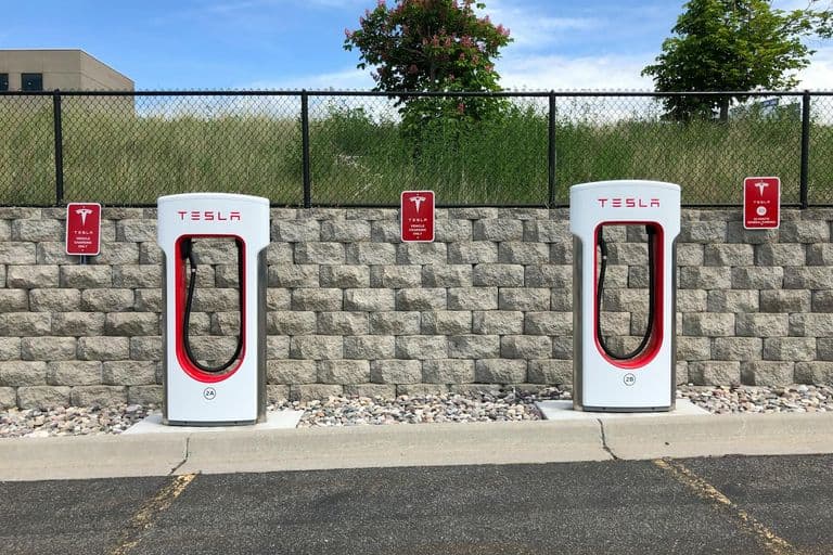 Tesla nyert: bíróság döntött a Supercharger-díjak ügyében