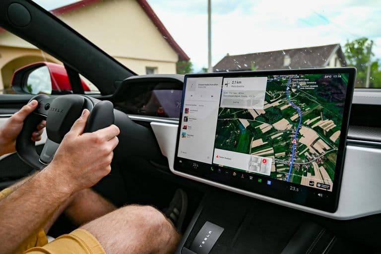 Tesla FSD-per Kínában: 10 tulajdonos 583 ezer dollárt követel