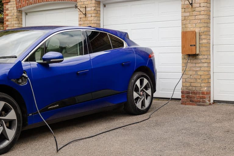 Elektromos autó télen: hatótáv, otthoni töltés és előfűtés
