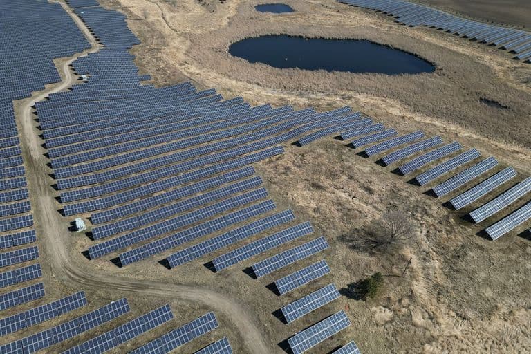 3,5 milliárd dolláros napelem- és akkumulátorpark épül Arkansasban